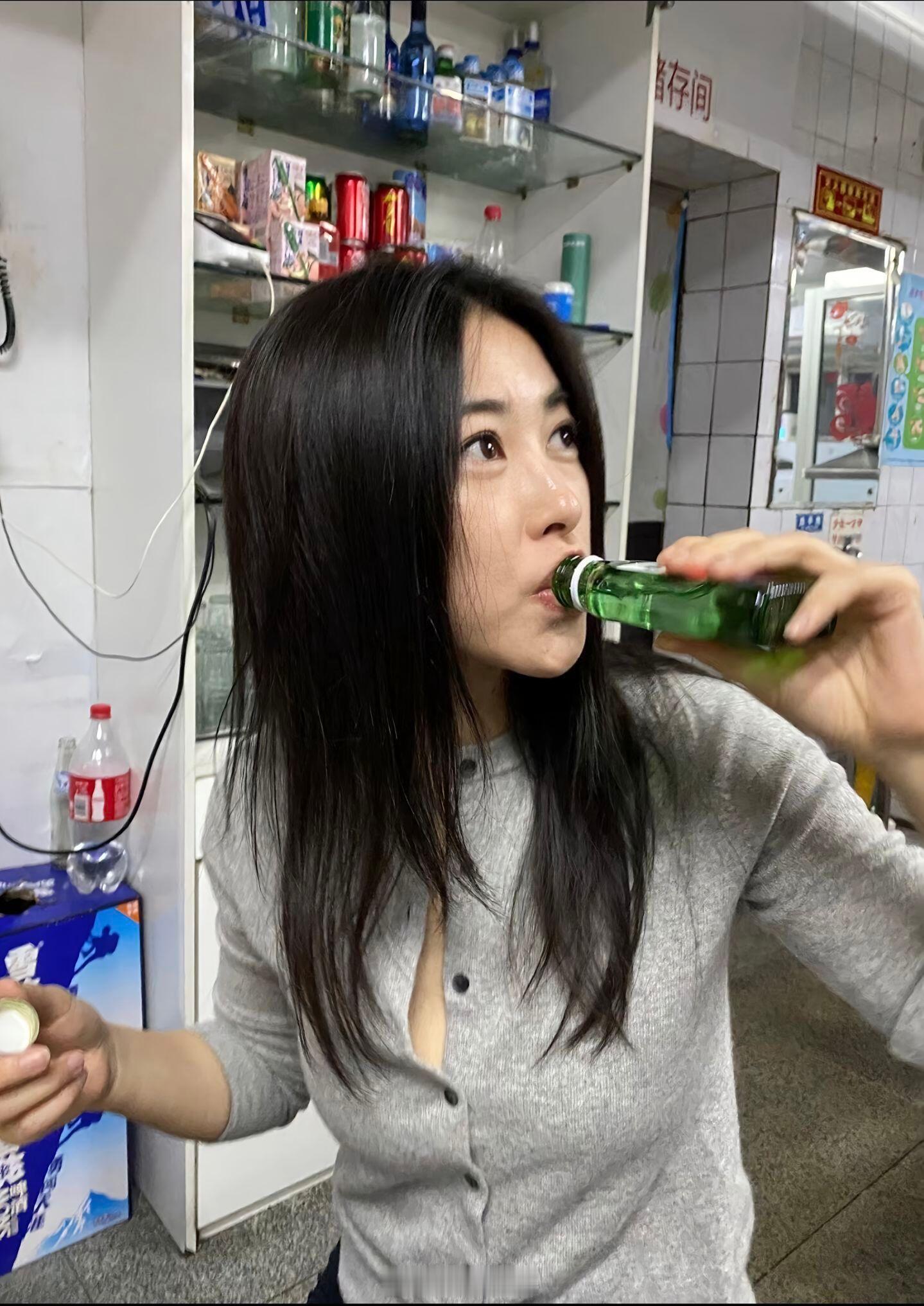 朱珠有一种骨子里透出来的魅力…逆天的脸型逆天的五官逆天的气质…