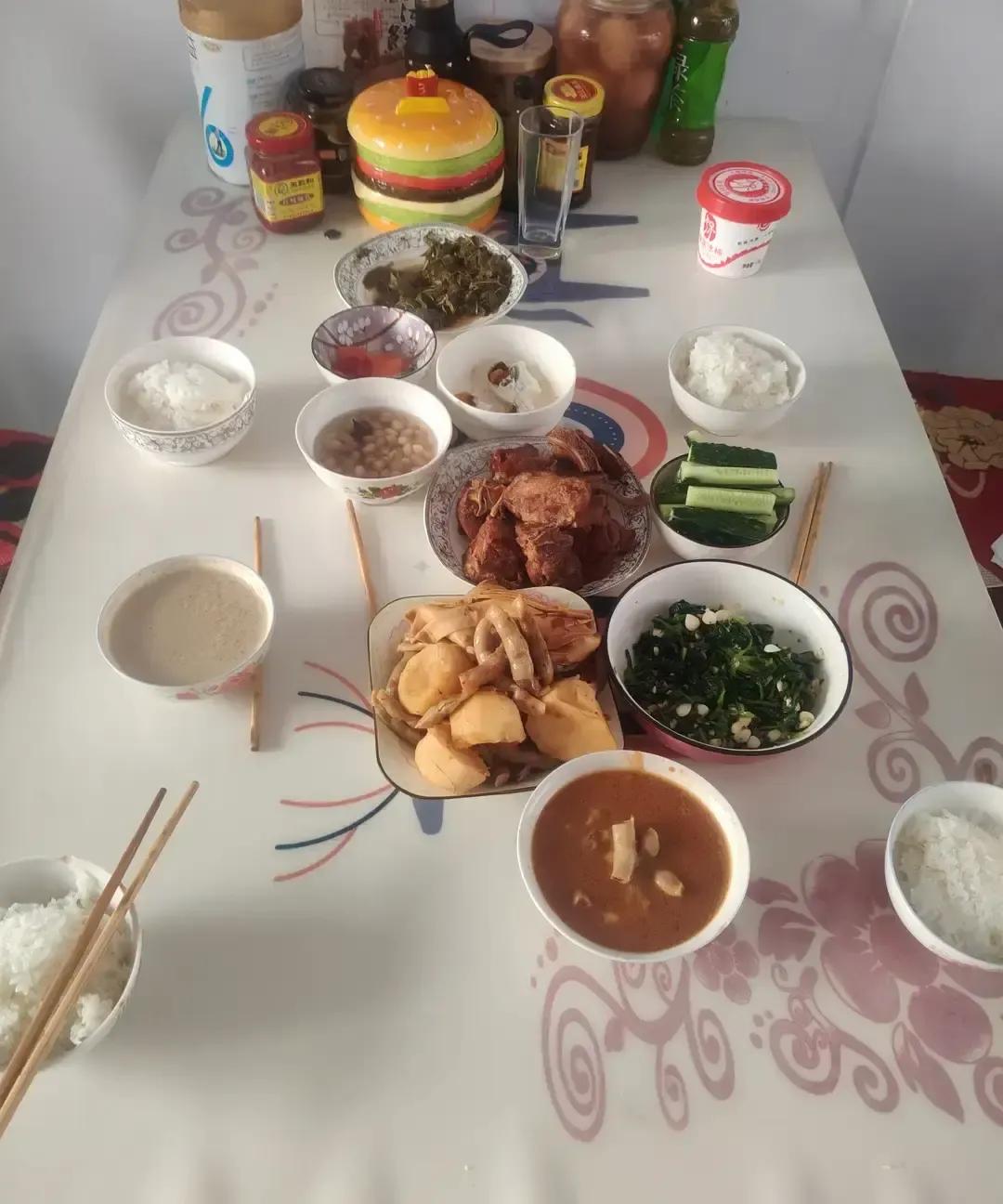 儿子中午把炖排骨扫得只剩汤底，菠菜杏仁他嫌苦，黄瓜蘸酱倒一根接一根。我盯着他低