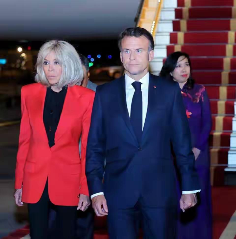 一眼万年！1993年，15岁的马克龙在中学读书时，被老师布里吉特吸引，当时39岁