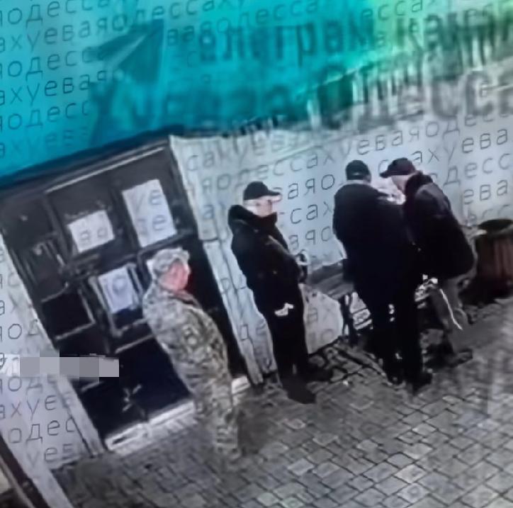 宁可把自己炸死都不当兵！乌克兰男子被征兵人员检查随身行李时，当场引爆炸弹场面揪