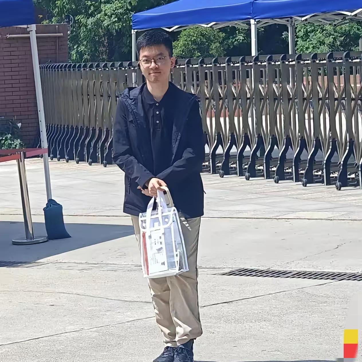 全场考生走光23分钟，西安高考生独自慢步离场，笑容治愈众人别人往外冲，他一