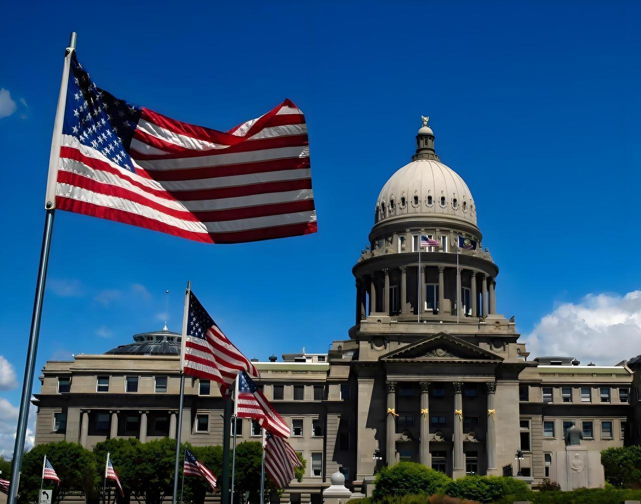 我堂弟已在美国洛杉矶打工15年，我问他美国这个国家怎么样？他告诉我说：美国唯独1