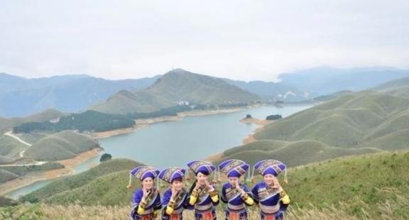 1958年，远在美国的李宗仁看报纸上登着“中国广西壮族自治区成立”的新闻，很疑惑