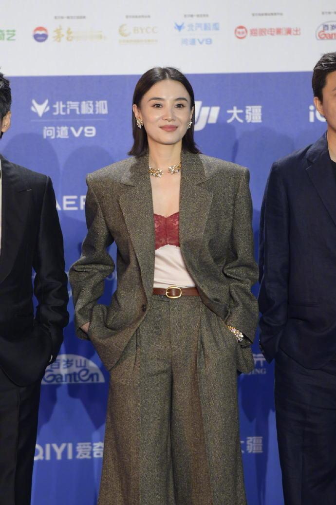 今天宋佳在北京参加电影节，她这次搭配的很酷，也很有气势，还很有国际范儿哦。宋