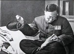 1950年，正在接受改造的溥仪听说中国要出兵援助朝鲜，突然找到看守，撕开自己的棉