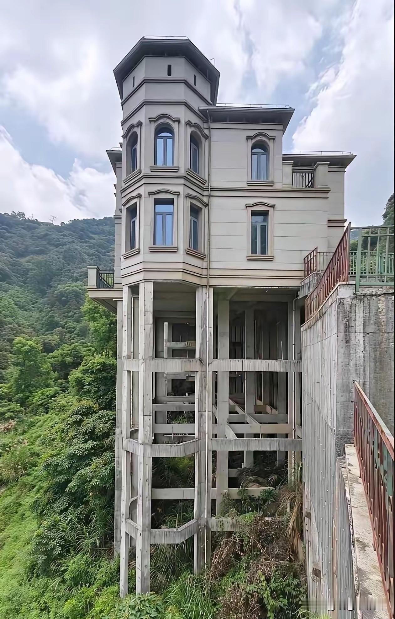 这房子是非盖不可吗？看来房主对这处宅基地的执念很深啊