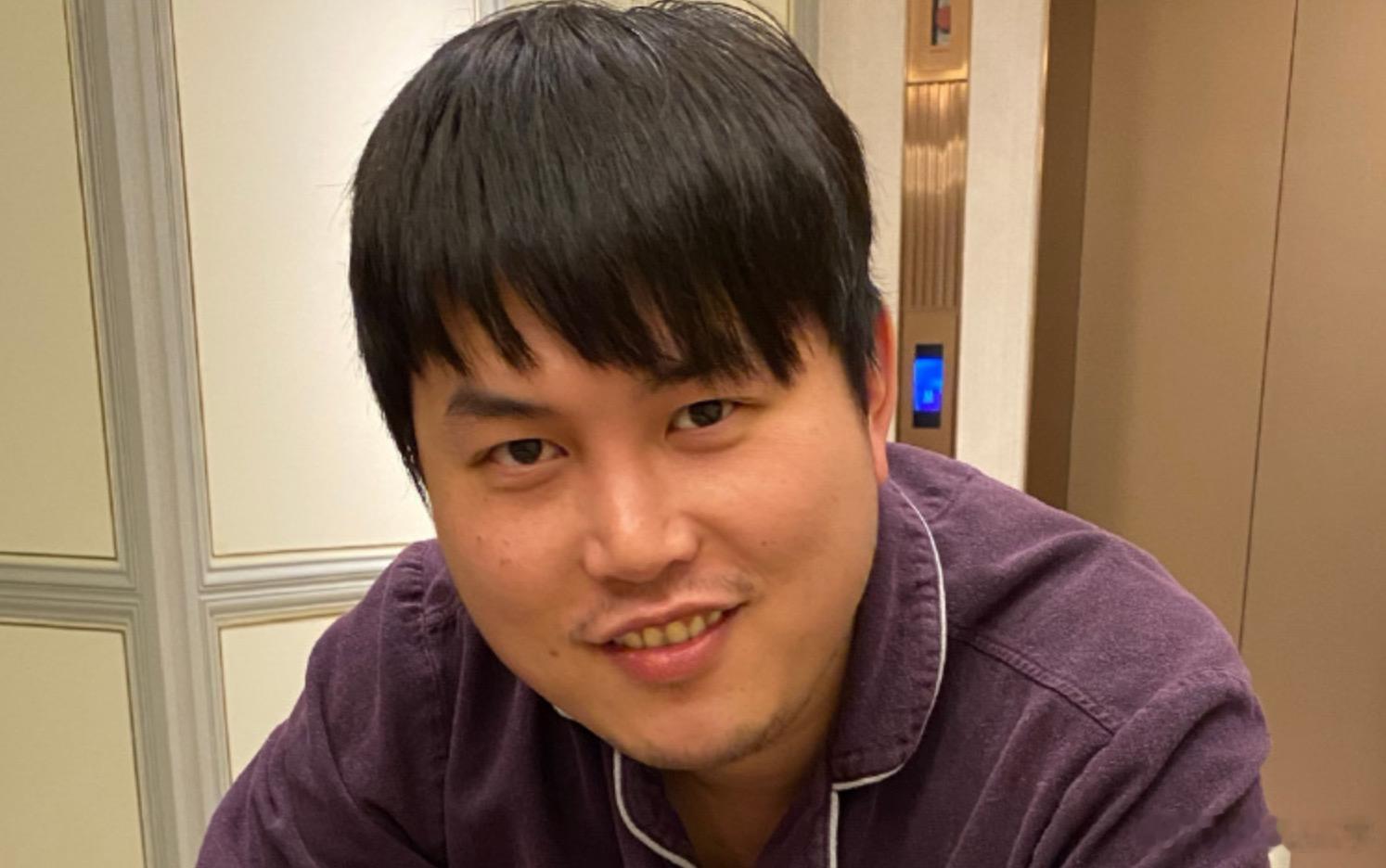 雕哥：有一次一个活动，我们ob的一群人坐在出租车上，我们正好在聊游戏，司机就问我