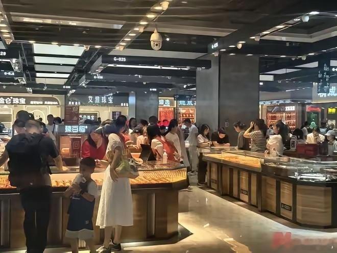 现货黄金黄金，明显回暖黄金，走到现在这个位置，说高不高，说低不低。短中期无明显性