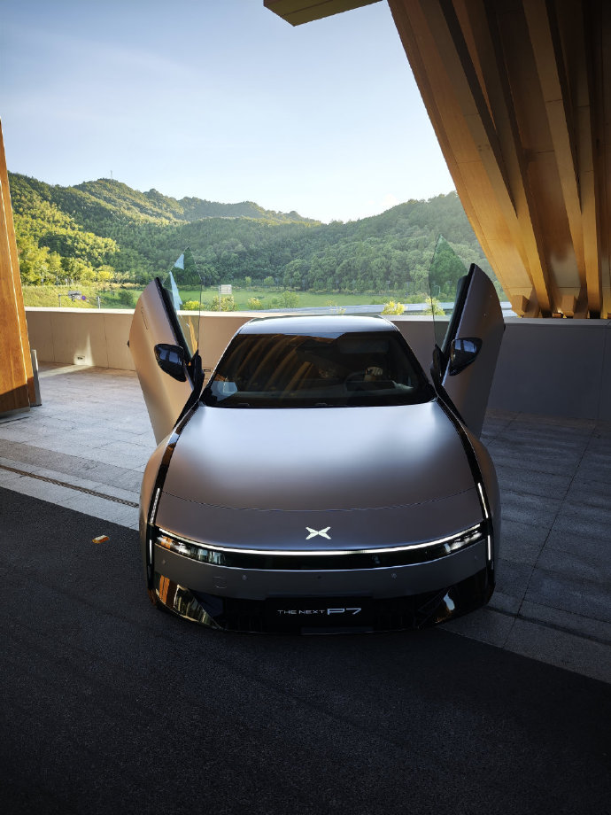 小鹏汽车还真的是太超前了，新P7上安排了鸥翼门，看起来是真帅啊。灰色外观搭配上超