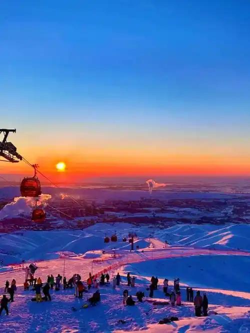 今日运势：乙巳年戊子月戊午日2025.12.15日鼠：中吉人际关系佳牛