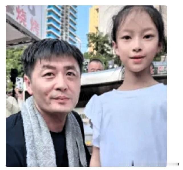 好奇查了下陈杰的来路。不查不知道。这一查才知道，这个看起来憨憨的烤串