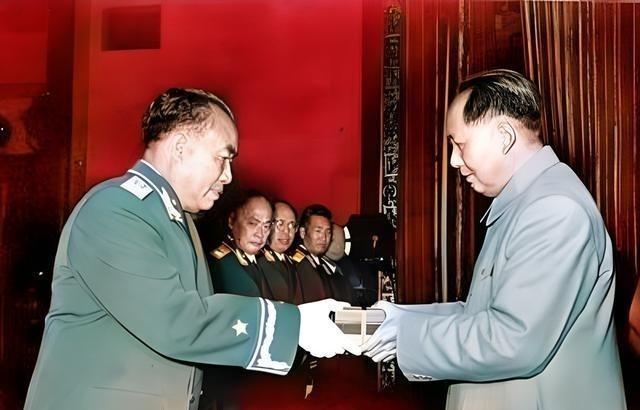 1955年，毛主席为朱老总颁授军衔，朱老总接过元帅命令状时，毛主席调侃“玉阶兄，