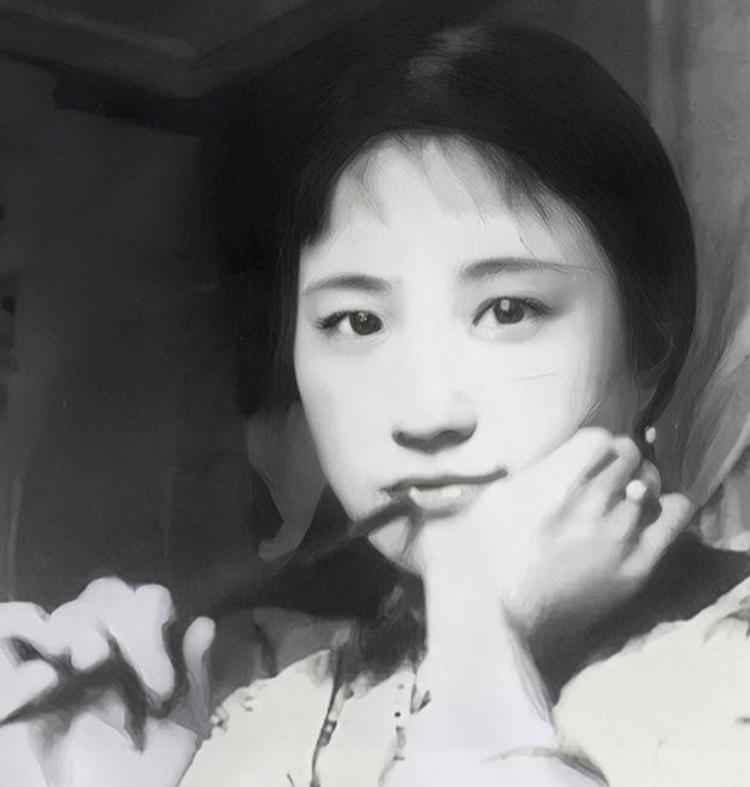 1965年，陆小曼去世。翁香光前来料理后事，见四下无人，她解开陆小曼的衣扣，讥讽
