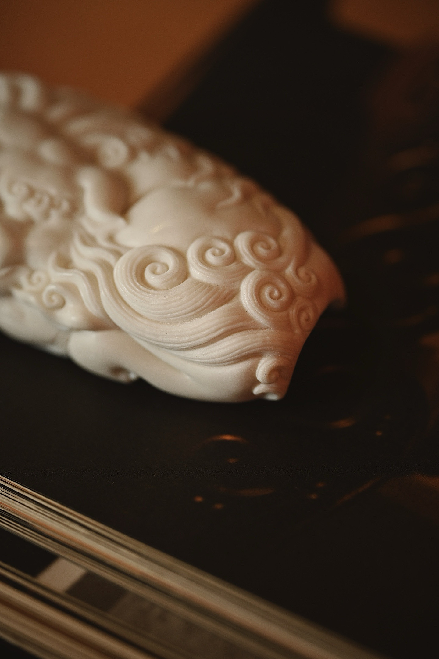 鹿角|唐狮茶则雕刻生动，唐狮鬃毛卷曲如浪，刀工细腻流畅，于方寸之间尽显祥瑞