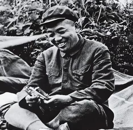 1951年，10万志愿军被美军包围，彭老总向毛主席求助。毛主席苦思3小时，回了8