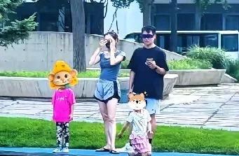 有网友在阿那亚偶遇郑恺苗苗一家，好像三个孩子都去了！这真是个大家庭啊，孩子多了真