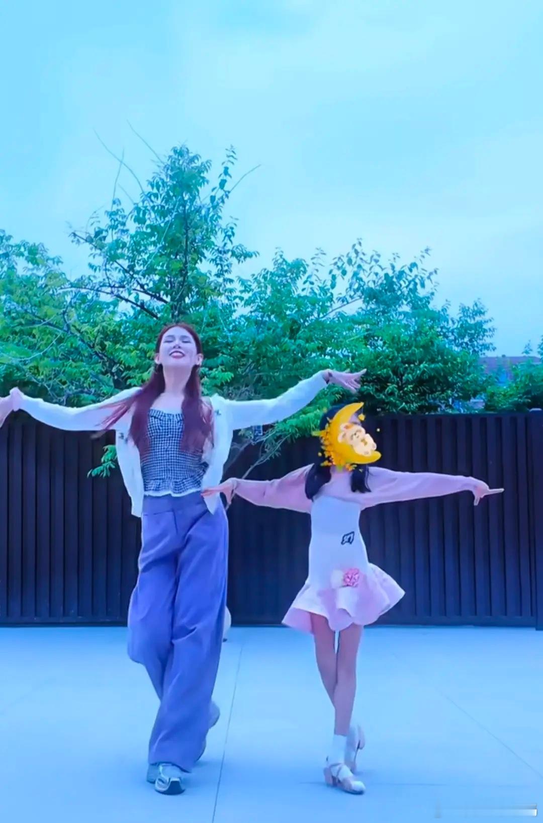 颖儿和付辛博的女儿小月亮，她和拉丁舞老师一起跳舞，小月亮从小学习拉丁舞，现在跳得