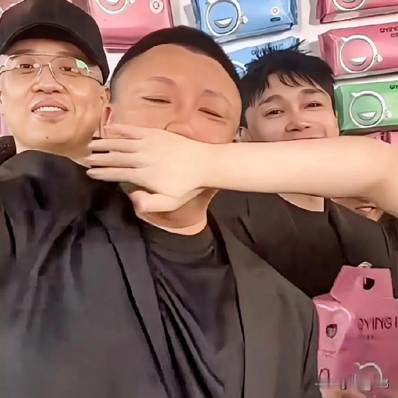 雨化田何等的荣耀?这是何等的荣耀?一姐蛋蛋的手在雨化田嘴上一划过,他兴奋