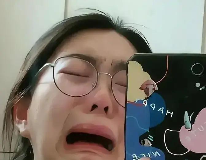 “穷人就不配打游戏吗？”一名大学辅导员在网上发帖称，自己曾经取消了一名女生的贫困