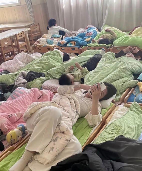幼儿园老师都这么轻松吗[笑着哭]
