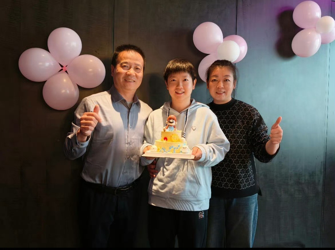 看着宝宝和爸爸妈妈一起的合照就觉得好幸福很难得能和爸爸妈妈一起庆祝生日还把合