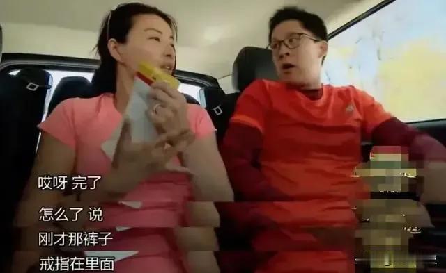 一次，郭晶晶和霍启刚录节目，霍启刚不小心弄丢了160w的戒指，他赶紧让司机丢头去