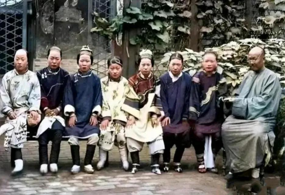 这装扮可以说丑吗？看着晚清中国人民的生活，感慨万千那些输着大辫子的男人