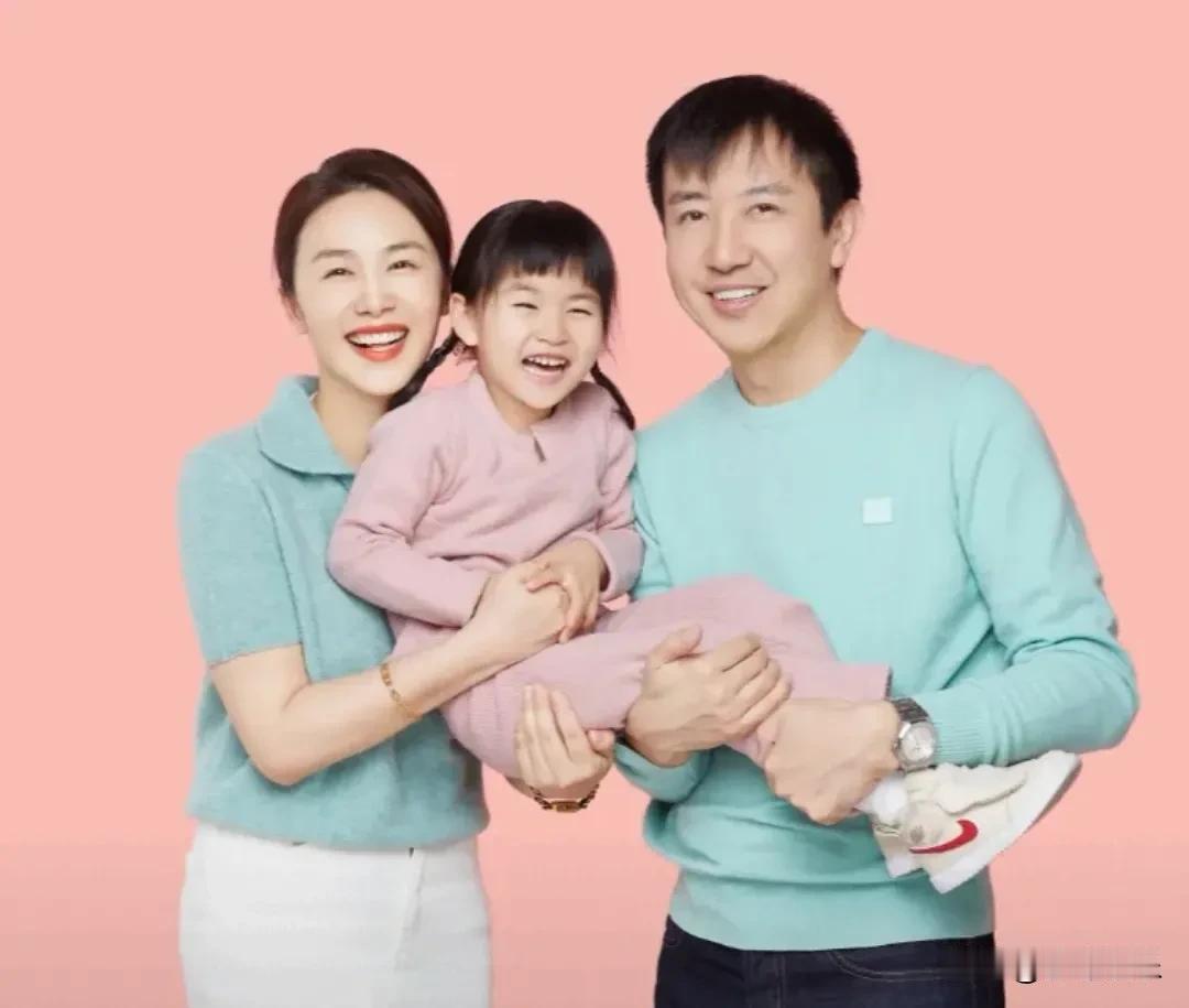 梅婷前夫鄢颇最近又晒全家福了。中秋期间，他和现任妻子李呈媛、女儿三人同框，没滤