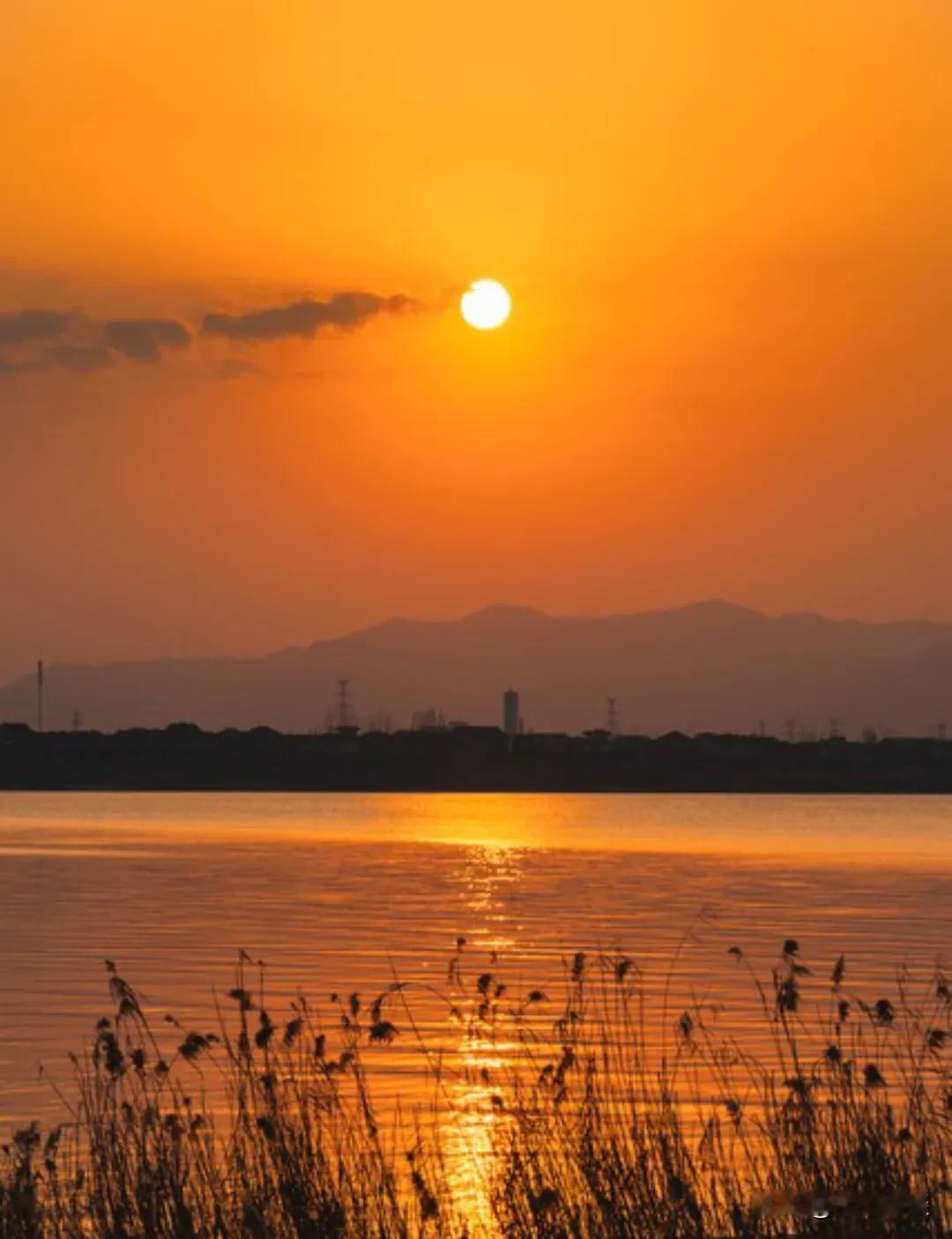 聪明的夫妻，对外有4不讲：1、不讲闺房之事。这是夫妻之间的私事，与任何人