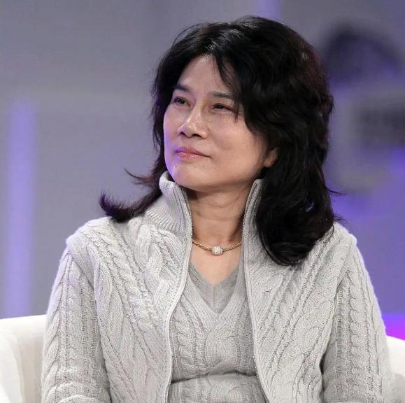 去年这场骂战，现在回头看简直是笑话！董明珠就说了句“不招海归”，被老胡追着骂了