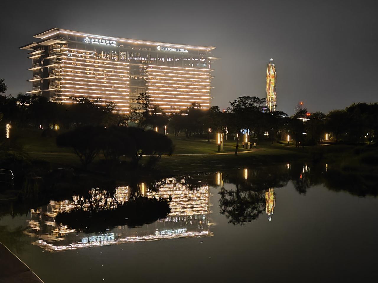 从APEC会议主会场深圳国际会议交流中心，到深圳第一景观大道深南大道。好久没有逛