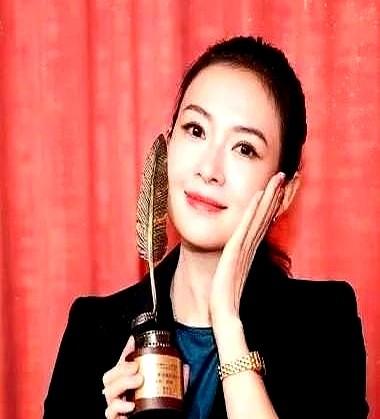 章子怡刚在资本圈杀了个回马枪，转头就盯上了沈腾中东炒菜的锅铲。她连发动态死磕