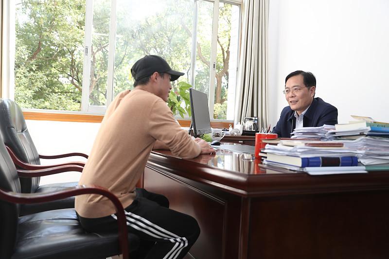 副校长这个位置，说好听点是“校长的助手”，说难听点就是夹心饼干。校长拍板的事，我