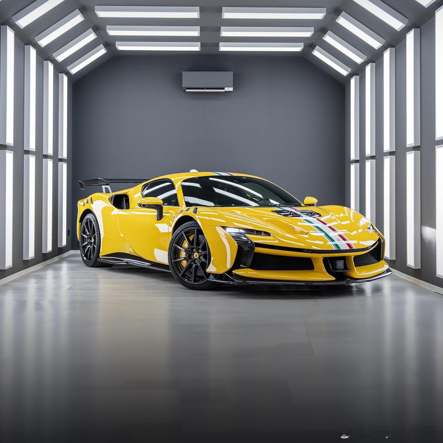 外观配色为GialloModena，搭配意大利国旗赛车拉花--法拉利在SF90