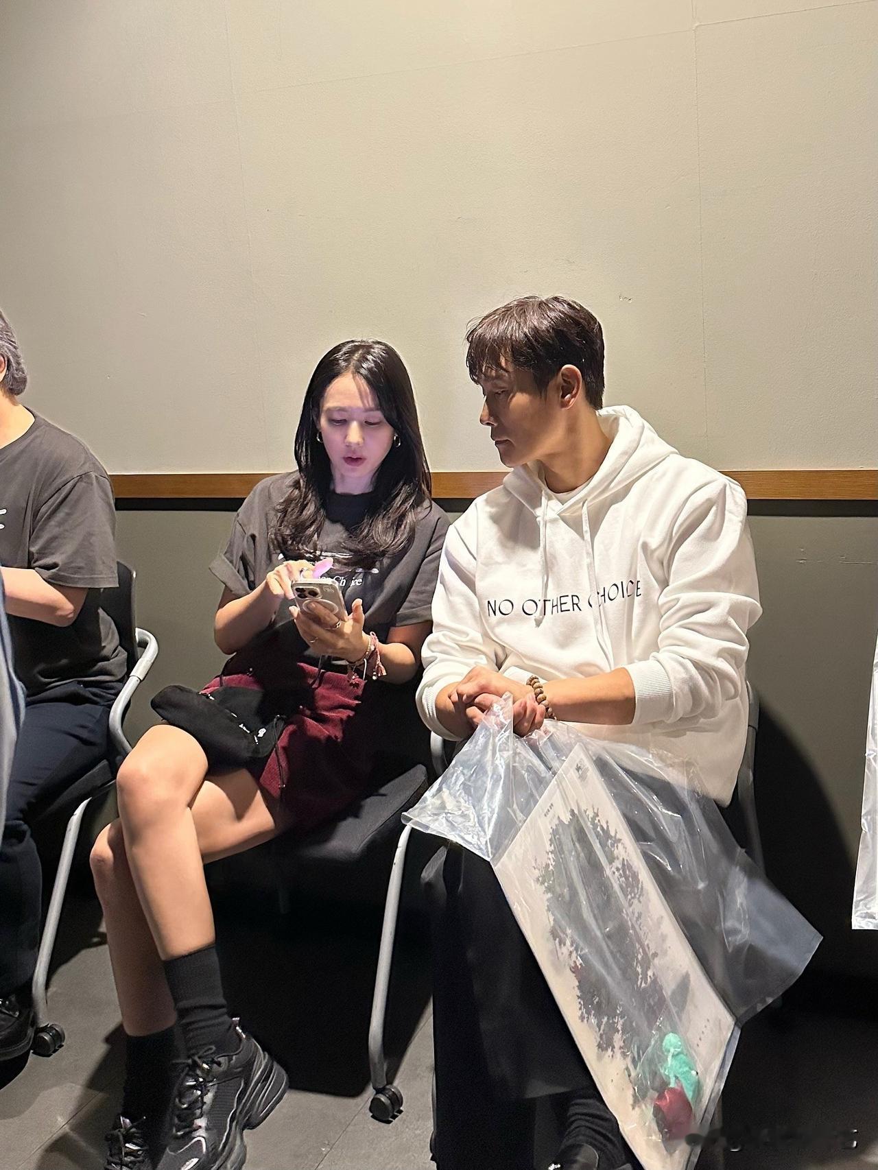 近日，演员李秉宪在个人Instagram上传多张照片，并配文“突破100万，无可