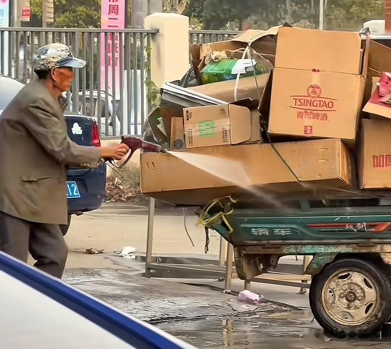 这位大爷人太好了，好善良呀，卖废纸箱之前还知道拿水冲干净。