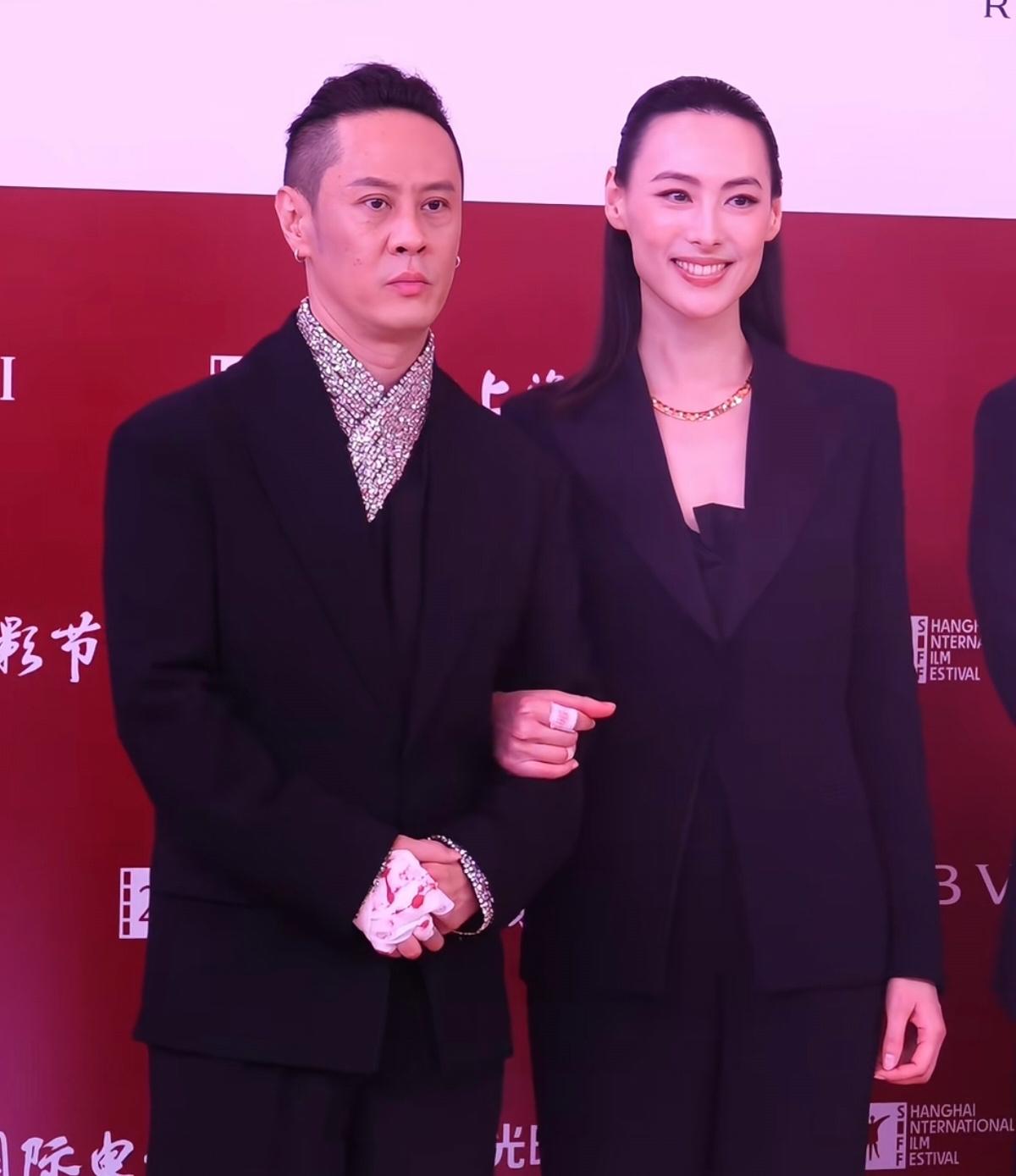 梁洛施挽着马浴柯大方走红毯——距当年"千亿儿媳"传闻，已过去十五年。十九岁遇