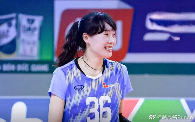 排球✅据最新报道，完成了排超联赛的蔡晓晴已与主教练裴辉山联系并确认，她将于