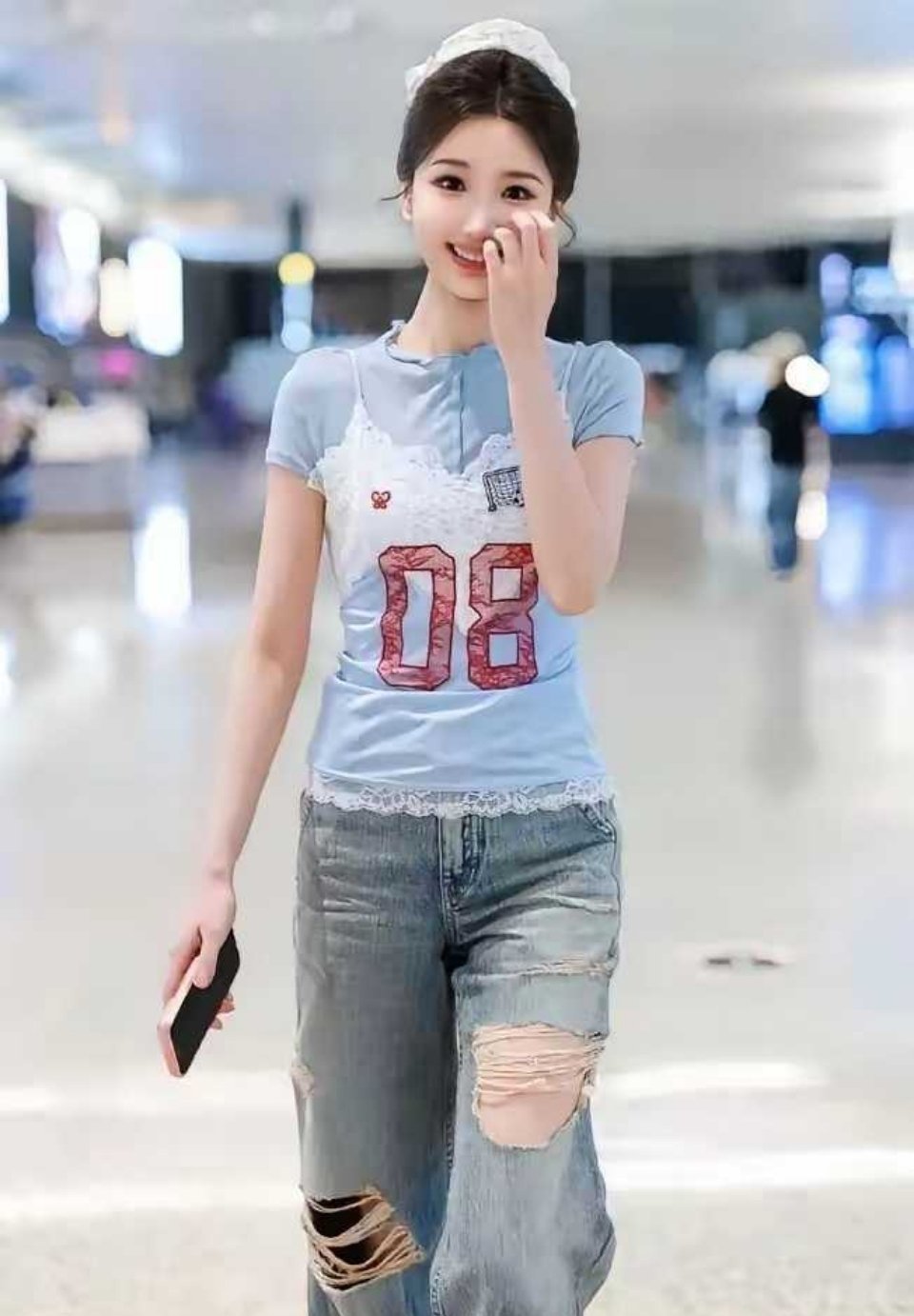 毛晓彤也太懂穿搭了，一件普通T恤利用叠穿，这不就是妥妥的甜妹穿搭天花板？