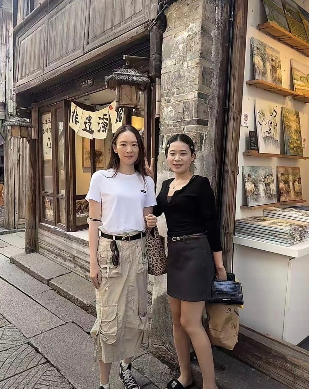 路人镜头下的童瑶，这身高差直接给我看懵了！