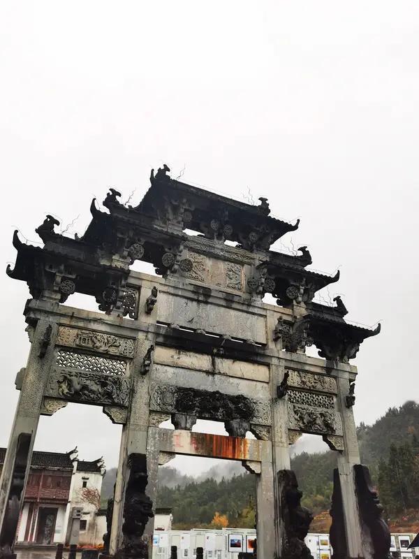 安徽黄山的西递村，那可是徽派建筑的典型代表，徽文化在这里体现得淋漓尽致。西递村
