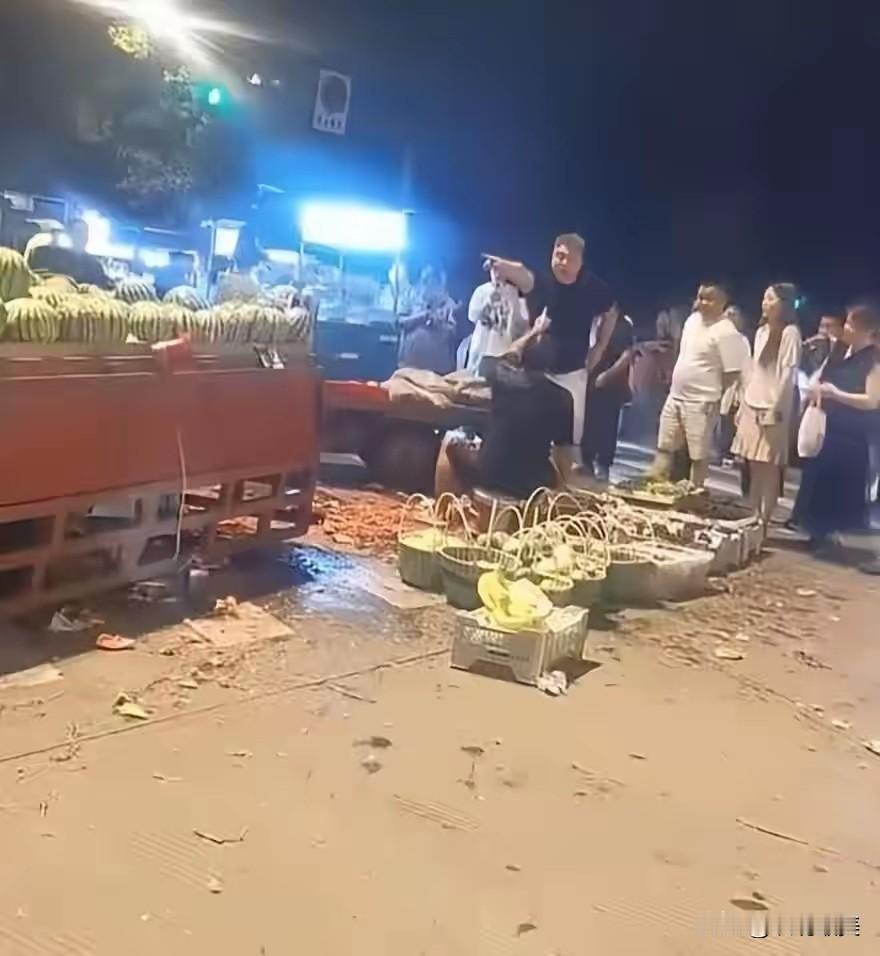 “妻贤夫祸少，子孝父宽心”这句话的含金量目前仍然在上升！宁波夜市砸西瓜事件，