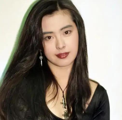 从颠倒众生的亚洲第一美女，到选择独居修行的隐士，王祖贤这辈子，几乎毁在了两个男人