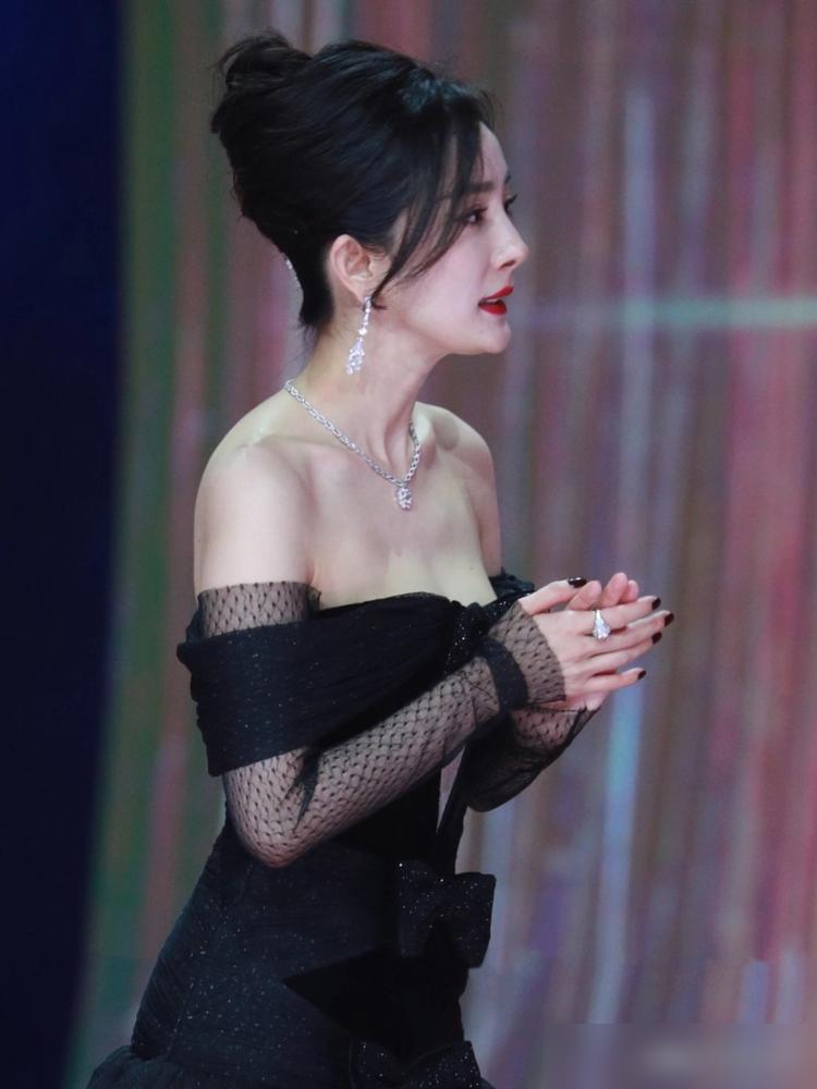 2025年，VOGUE盛典。杨幂一套造型，被评价脸凹嘴瘪，像一棵被捆着的娃娃