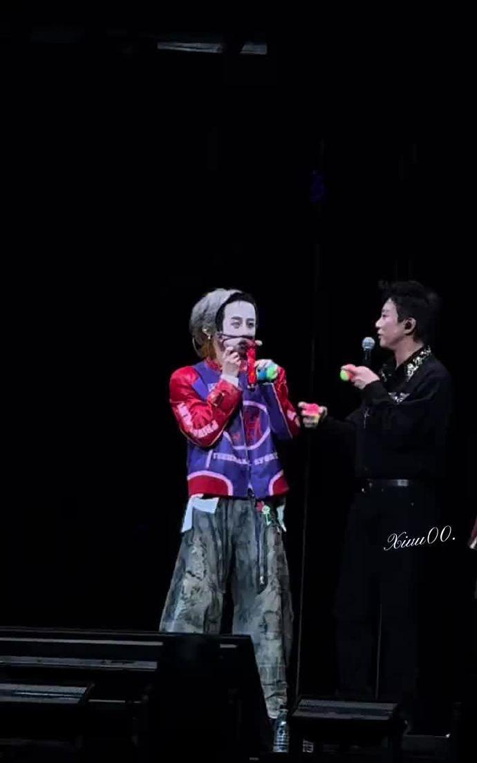 #鹿晗说了老婆好#终于懂了鹿晗为啥这么爱跟邓超贴贴——超哥这“整活”能力，谁看