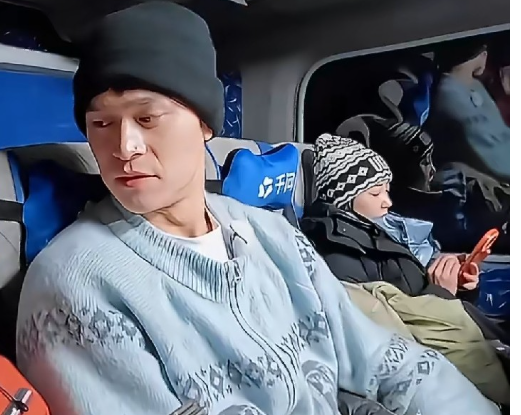 孙杨嫌自己帽子不好看，当场就要换戴张豆豆的帽子张豆豆一句话就让他噎住了：“你头