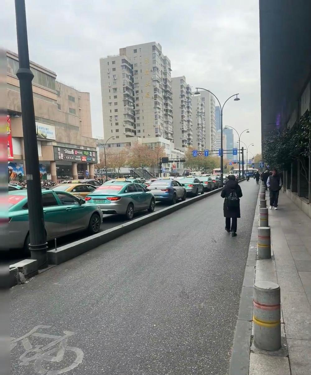 想想曾经的出租车是城市里的香饽饽，打车也是一种奢侈，司机收入稳定好多人也很是羡慕