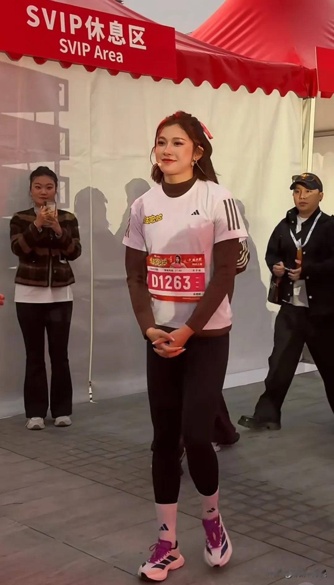 吴艳妮痛失全运会冠军后，现身上海参加活动！她扎起了短发，穿着运动衫紧身裤，个子