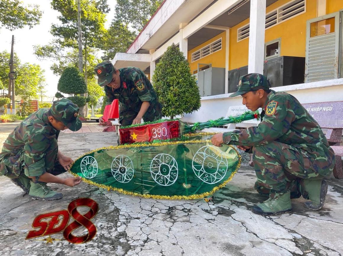 越南军队过中秋节，这武器模型是用什么做的？感觉是用玻璃纸做的，这放在20年
