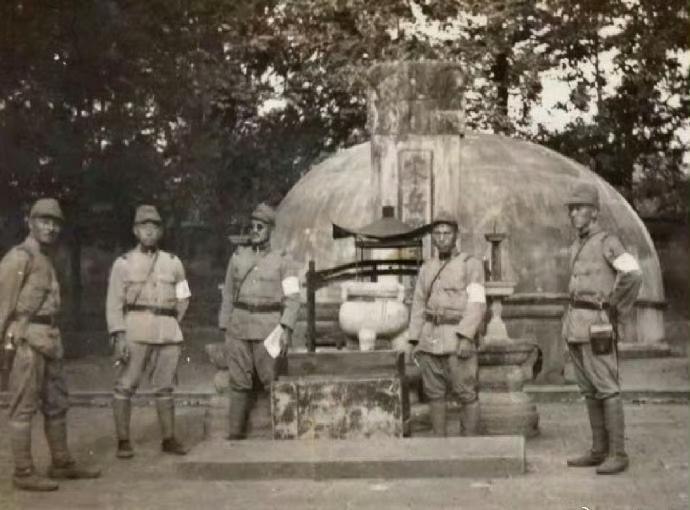 1937年日军占领杭州，一小队日军曾来到岳飞墓前祭扫并拍照。大家会注意到如今的